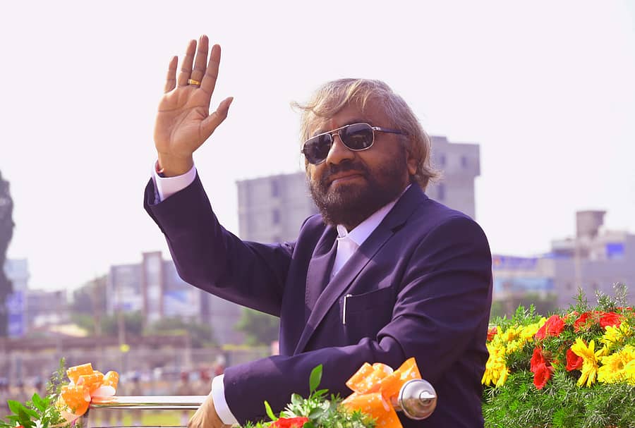 ಬೀದರ್ ನೆಹರೂ ಕ್ರೀಡಾಂಗಣದಲ್ಲಿ ಧ್ವಜಾರೋಹಣ ನೆರವೇರಿಸಿ ತೆರೆದ ಜೀಪಿನಲ್ಲಿ ಗೌರವ ವಂದನೆ ಸ್ವೀಕರಿಸಲು ತೆರಳಿದ ಸಚಿವ ಈಶ್ವರ ಬಿ. ಖಂಡ್ರೆಯವರು ಜನರತ್ತ ಕೈಬೀಸಿದರು