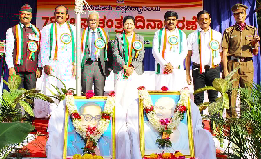 ತುಮಕೂರು ವಿಶ್ವವಿದ್ಯಾಲಯದಲ್ಲಿ ಗುರುವಾರ ಸ್ವಾತಂತ್ರ್ಯ ದಿನಾಚರಣೆ ಕಾರ್ಯಕ್ರಮ ಆಯೋಜಿಸಲಾಗಿತ್ತು. ನಿವೃತ್ತ ಐಎಎಸ್ ಅಧಿಕಾರಿ ಬಿ.ಆರ್.ಜಯರಾಮರಾಜೇ ಅರಸ್, ಕುಲಪತಿ ಪ್ರೊ.ಎಂ.ವೆಂಕಟೇಶ್ವರಲು, ಕುಲಸಚಿವರಾದ ನಾಹಿದಾ ಜಮ್ ಜಮ್, ಪ್ರೊ.ಕೆ.ಪ್ರಸನ್ನಕುಮಾರ್, ನಿವೃತ್ತ ಯೋಧ ಎಂ.ಈರಣ್ಣ ಇತರರು ಉಪಸ್ಥಿತರಿದ್ದರು