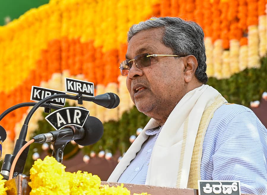 ಬೆಂಗಳೂರಿನ ಫೀಲ್ಡ್ ಮಾರ್ಷಲ್ ಮಾಣೆಕ್‌ಷಾ ಪರೇಡ್ ಮೈದಾನದಲ್ಲಿ ಗುರುವಾರ ನಡೆದ 78ನೇ ಸ್ವಾತಂತ್ರ್ಯ ದಿನಾಚರಣೆಯಲ್ಲಿ ಧ್ವಜಾರೋಹಣ ನೆರವೇರಿಸಿ ಮುಖ್ಯಮಂತ್ರಿ ಸಿದ್ದರಾಮಯ್ಯ ಅವರು ಸಂದೇಶ ನೀಡಿದರು – ಪ್ರಜಾವಾಣಿ ಚಿತ್ರ/ ಎಂ.ಎಸ್‌.ಮಂಜುನಾಥ್‌