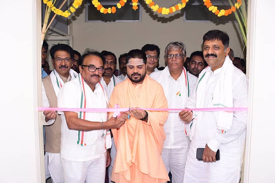 ಕಲಬುರಗಿಯ ಎಚ್‌ಕೆಇ ಸಂಸ್ಥೆಯ ಬಸವೇಶ್ವರ ಬೋಧನಾ ಮತ್ತು ಸಾರ್ವಜನಿಕ ಆಸ್ಪತ್ರೆಯಲ್ಲಿ ಗುರುವಾರ ಆಪರೇಷನ್ ಥಿಯೇಟರ್‌ನ್ನು ಬೆಳಗುಂಪಾದ ಗಂಗಾಧರಯ್ಯ ಸ್ವಾಮೀಜಿ ಉದ್ಘಾಟಿಸಿದರು. ಈ ವೇಳೆ ಸಂಸ್ಥೆಯ ಅಧ್ಯಕ್ಷ ಶಶೀಲ್‌ ಜಿ. ನಮೋಶಿ, ಉಪಾಧ್ಯಕ್ಷ ರಾಜಾ ಬಿ. ಭೀಮಳ್ಳಿ, ಉದಯಕುಮಾರ್ ಚಿಂಚೋಳಿ ಇತರರಿದ್ದರು