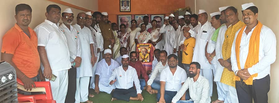 ವಾಡಿ ಪಟ್ಟಣದ ಬಿಜೆಪಿ ಕಚೇರಿಯಲ್ಲಿ ಗುರುವಾರ ಸಂಗೊಳ್ಳಿ ರಾಯಣ್ಣನ 226ನೇ ಜಯಂತಿ ಆಚರಿಸಲಾಯಿತು. ಸ್ಥಳೀಯ ಶಕ್ತಿ ಕೇಂದ್ರದ ಅಧ್ಯಕ್ಷ ವೀರಣ್ಣ ಯಾರಿ ಹಾಗೂ ಇನ್ನಿತರರು ಹಾಜರಿದ್ದರು 