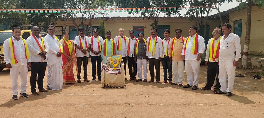 ಕೆಂಭಾವಿ ಪಟ್ಟಣದಲ್ಲಿ ನೂತನವಾಗಿ ಅಸ್ತಿತ್ವಕ್ಕೆ ಬಂದ ಕೆಂಭಾವಿ ವಲಯ ಕನ್ನಡ ಸಾಹಿತ್ಯ ಪರಿಷತ್ನ ಮೊದಲ ಸಭೆ ಗುರುವಾರ ಸ್ಪಂದನ ಶಾಲೆಯಲ್ಲಿ ನಡೆಯಿತು