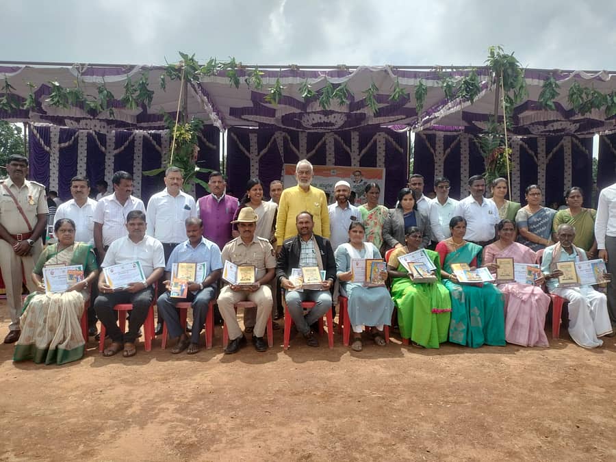 ಅರಕಲಗೂಡಿನಲ್ಲಿ ನಡೆದ ಸ್ವಾತಂತ್ರ್ಯೋತ್ಸವದಲ್ಲಿ ವಿವಿಧ ಕ್ಷೇತ್ರದ ಸಾಧಕರನ್ನು ಸನ್ಮಾನಿಸಲಾಯಿತು. ಎ.ಮಂಜು, ಕೆ.ಸಿ. ಸೌಮ್ಯ, ಪ್ರಕಾಶ್, ವಸಂತ್, ನಾರಾಯಣ್, ರಾಜೇಶ್ ಭಾಗವಹಿಸಿದ್ದರು