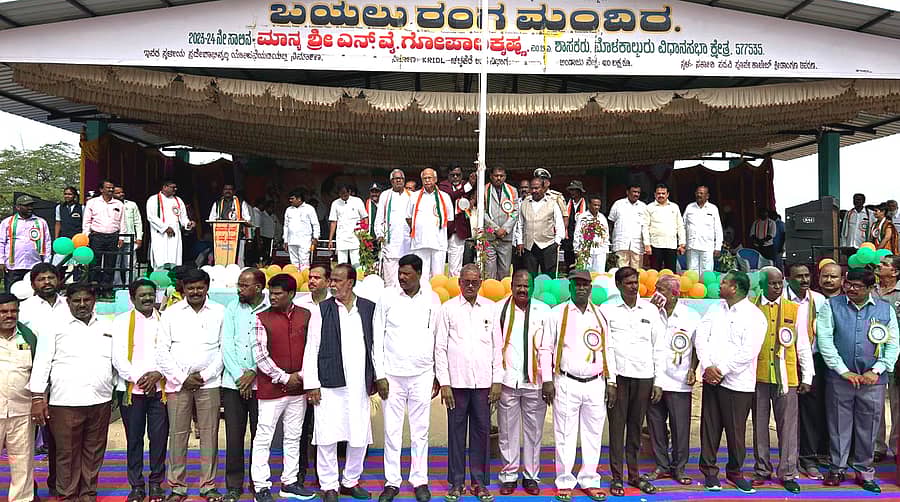 ಮೊಳಕಾಲ್ಮುರಿನಲ್ಲಿ ಗುರುವಾರ ತಾಲ್ಲೂಕು ಆಡಳಿತ ಹಮ್ಮಿಕೊಂಡಿದ್ದ ಸ್ವಾತಂತ್ರ್ಯೋತ್ಸವದಲ್ಗಿ ಗಣ್ಯರು ಧ್ವಜವಂದನೆ ಸ್ವೀಕರಿಸಿದರು.