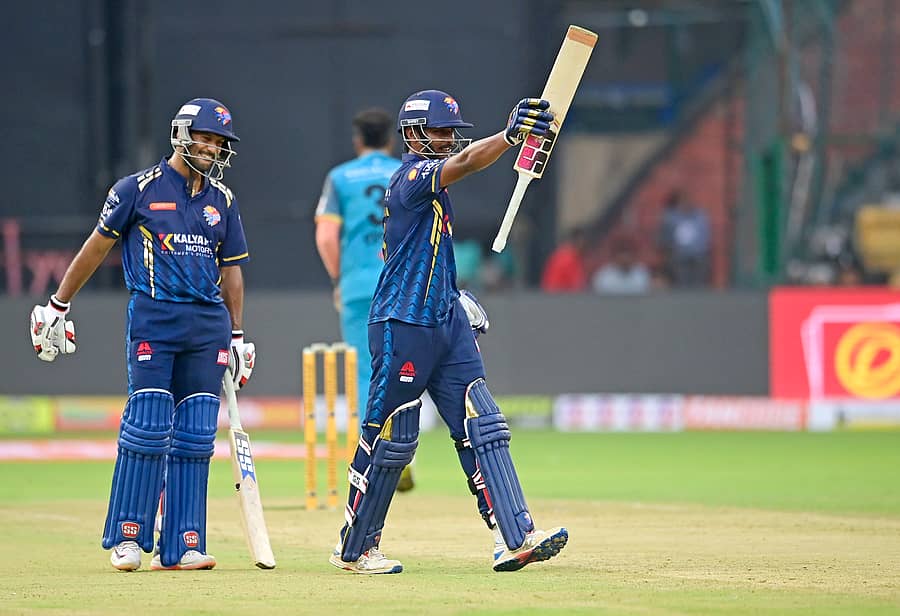 ಅರ್ಧಶತಕ ಗಳಿಸಿದ ಎಲ್. ಆರ್. ಚೇತನ್ ಬ್ಯಾಟ್ ಎತ್ತಿ ಸಂಭ್ರಮಿಸಿದರು. ಮಯಂಕ್ ಅಗರವಾಲ್ ಚಿತ್ರದಲ್ಲಿದ್ದಾರೆ