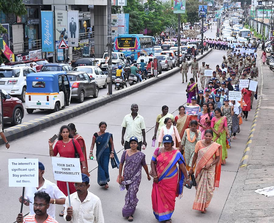 ಸೈಬರ್‌ ಅಪರಾಧ ಕೃತ್ಯಗಳನ್ನು ತಡೆಯುವ ಕುರಿತು ಜಾಗೃತಿ ಮೂಡಿಸಲು ನಗರ ಪೊಲೀಸ್‌ ಕಮಿಷನರೇಟ್‌ ವತಿಯಿಂದ ಕೊಡಿಯಾಲ್‌ಬೈಲ್‌ನಿಂದ ರಾಷ್ಟ್ರಕವಿ ಗೋವಿಂದ ಪೈ ವೃತ್ತದವರೆಗೆ ಗುರುವಾರ ಜಾಥಾ ನಡೆಯಿತು