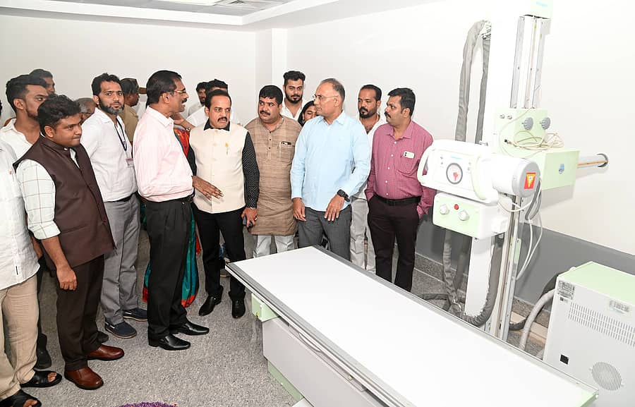 ಸರ್ಕಾರಿ ವೆನ್ಲಾಕ್ ಜಿಲ್ಲಾ ಆಸ್ಪತ್ರೆಯ ನೂತನ  ವೈದ್ಯಕೀಯ ಮತ್ತು ಶಸ್ತ್ರಚಿಕಿತ್ಸಾ ಸೂಪರ್ ಸ್ಪೆಷಾಲಿಟಿ ವಿಭಾಗದ ಅತ್ಯಾಧುನಿಕ ಉಪಕರಣಗಳ ಬಗ್ಗೆ ವೈದ್ಯರು ಸಚಿವ ದಿನೇಶ್ ಗುಂಡೂರಾವ್ ಅವರಿಗೆ ವಿವರಿಸಿದರು. ಮುಲ್ಲೈಮುಗಿಲನ್ ಎಂ.ಪಿ, ಅಶೋಕ್ ಕುಮಾರ್ ರೈ, ಡಿ.ವೇದವ್ಯಾಸ ಕಾಮತ್ ಮತ್ತಿತರರು ಭಾಗವಹಿಸಿದ್ದರು.