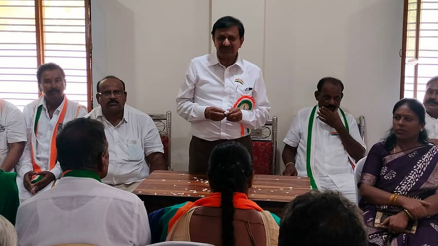 ಕನಕಪುರ ಜವನಮ್ಮನದೊಡ್ಡಿ ಗ್ರಾಮದಲ್ಲಿ ತಮ್ಮ ಕಚೇರಿ ಉದ್ಘಾಟಿಸಿದ ಸಂಸದ ಡಾ. ಸಿ.ಎನ್. ಮಂಜುನಾಥ್ ಅವರು, ನಂತರ ಬಿಜೆಪಿ–ಜೆಡಿಎಸ್ ಮುಖಂಡರೊಂದಿಗೆ ನಡೆದ ಸಭೆಯಲ್ಲಿ ಮಾತನಾಡಿದರು