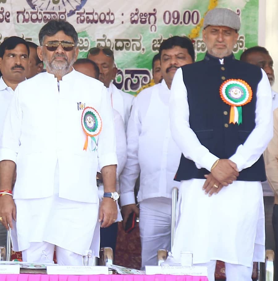 ಚನ್ನಪಟ್ಟಣ ತಾಲ್ಲೂಕು ಆಡಳಿತ ಆಯೋಜಿಸಿದ್ದ ಸ್ವಾತಂತ್ರ್ಯ ದಿನಾಚರಣೆ ಕಾರ್ಯಕ್ರಮದ ವೇದಿಕೆಯಲ್ಲಿ ಉಪ ಮುಖ್ಯಮಂತ್ರಿ ಡಿ.ಕೆ. ಶಿವಕುಮಾರ್ ಮತ್ತು ಬಿಜೆಪಿಯ ವಿಧಾನ ಪರಿಷತ್ ಸದಸ್ಯ ಸಿ.ಪಿ. ಯೋಗೇಶ್ವರ್ ಅವರು ಒಟ್ಟಿಗೆ ಕಾಣಿಸಿಕೊಂಡು ಗಮನ ಸೆಳೆದರು