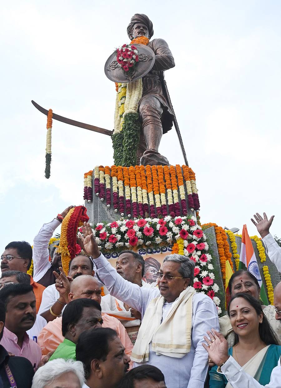 <div class="paragraphs"><p>ಮೆಜೆಸ್ಟಿಕ್ ಸಮೀಪದ ದೇವರಾಜ ಅರಸು ವೃತ್ತದಲ್ಲಿರುವ ಕ್ರಾಂತಿವೀರ ಸಂಗೊಳ್ಳಿ ರಾಯಣ್ಣ ಪುತ್ಥಳಿಗೆ ಮುಖ್ಯಮಂತ್ರಿ ಸಿದ್ದರಾಮಯ್ಯ ಗುರುವಾರ ಮಾಲಾರ್ಪಣೆ ಮಾಡಿದರು</p></div>