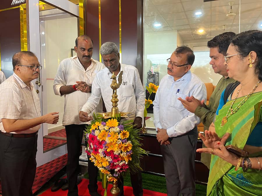 ಉಡುಪಿಯ ಇಂದ್ರಾಳಿ ರೈಲು ನಿಲ್ದಾಣದಲ್ಲಿ ಎಕ್ಸಿಕ್ಯೂಟಿವ್ ಲಾಂಜ್ ಅನ್ನು ಸಂಸದ ಕೋಟ ಶ್ರೀನಿವಾಸ ಪೂಜಾರಿ ಅವರು ಶುಕ್ರವಾರ ಉದ್ಘಾಟಿಸಿದರು