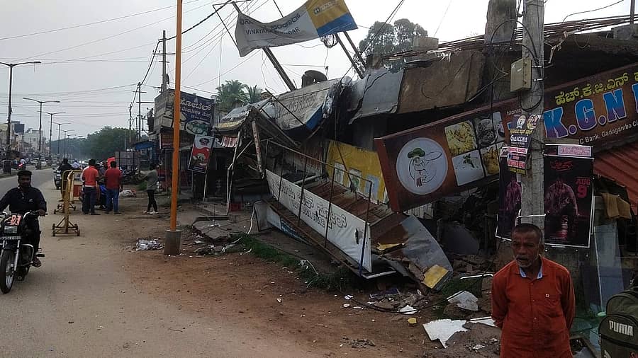 ಕೆ.ಆರ್.ನಗರ ಗರುಡಗಂಬ ವೃತ್ತದಲ್ಲಿ ಕುಸಿದು ಬಿದ್ದಿರುವ ಪುರಸಭೆಗೆ ಸೇರಿರುವ ವಾಣಿಜ್ಯ ಮಳಿಗೆಗಳ ಮೇಲ್ಛಾವಣಿ