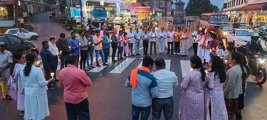 ಬಿಜೆಪಿ ಜಿಲ್ಲಾ ಮತ್ತು ನಗರ ಮಹಿಳಾ ಮೋರ್ಚಾ ನೇತೃತ್ವದಲ್ಲಿ ಕೋಲ್ಕತ್ತಾದಲ್ಲಿ ಈಚೆಗೆ ನಡೆದ ವೈದ್ಯಕೀಯ ವಿದ್ಯಾರ್ಥಿನಿಯ ಕೊಲೆ ಖಂಡಿಸಿ ಹಾಗೂ ಮಹಿಳೆಯ ರಕ್ಷಣೆಗೆ ಒತ್ತಾಯಿಸಿ ಶುಕ್ರವಾರ ಮಹಿಳೆಯರು ಮೋಂಬತ್ತಿ ಮೆರವಣಿಗೆ ನಡೆಸಿದರು.