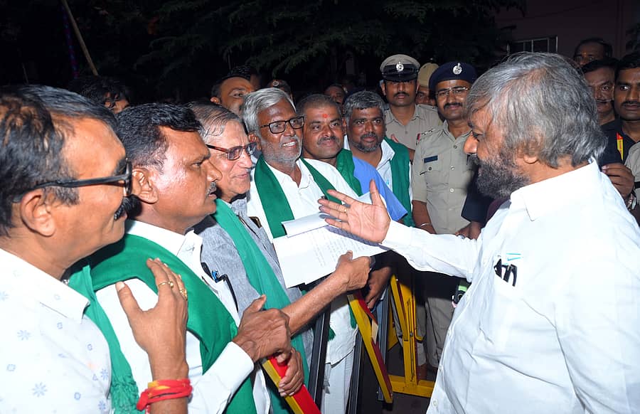 ಕರ್ನಾಟಕ ರಾಜ್ಯ ರೈತ ಸಂಘ ಹಾಗೂ ಹಸಿರು ಸೇನೆ ಪದಾಧಿಕಾರಿಗಳು ಬೀದರ್ನಲ್ಲಿ ಶುಕ್ರವಾರ ಸಚಿವ ಈಶ್ವರ ಬಿ. ಖಂಡ್ರೆಯವರಿಗೆ ಮನವಿ ಪತ್ರ ಸಲ್ಲಿಸಿದರು