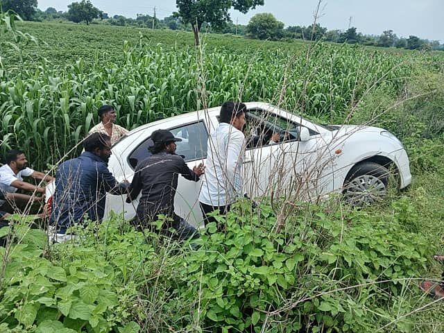 ವಡಗೇರಾ ತಾಲ್ಲೂಕಿನ ಹಾಲಗೇರಾ ಗ್ರಾಮದ ಅನತಿ ದೂರದಲ್ಲಿ ಚಾಲಕನ ನಿಯಂತ್ರಣ ತಪ್ಪಿ ಕಾರು ರಸ್ತೆ ಬದಿಯಲ್ಲಿ ಉರುಳಿ ಬಿದ್ದಿರುವದು