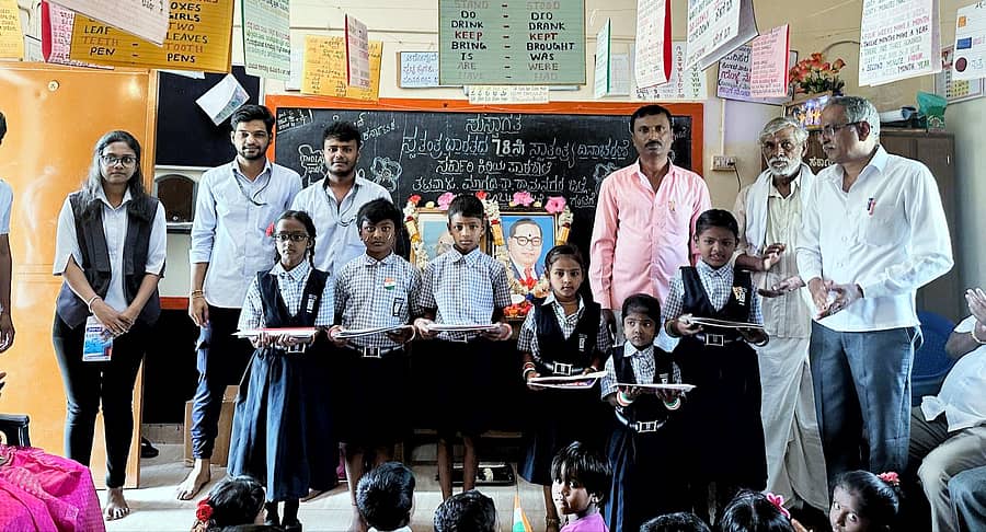 ಮಾಗಡಿ ತಾಲ್ಲೂಕಿನ ತಟವಾಳು ಗ್ರಾಮದ ಸರ್ಕಾರಿ ಕಿರಿಯ ಪ್ರಾಥಮಿಕ ಪಾಠ ಶಾಲೆಯಲ್ಲಿ ಸ್ವಾತಂತ್ರ್ಯ ದಿನಾಚರಣೆ ಅಂಗವಾಗಿ ಕೃಷಿ ಎಂಜಿನಿಯರಿಂಗ್ ಅಂತಿಮ ವರ್ಷದ ವಿದ್ಯಾರ್ಥಿಗಳು ವಿವಿಧ ಸ್ಪರ್ಧೆಯಲ್ಲಿ ವಿಜೇತರಾದ ಮಕ್ಕಳಿಗೆ ಬಹುಮಾನ ವಿತರಿಸಿದರು