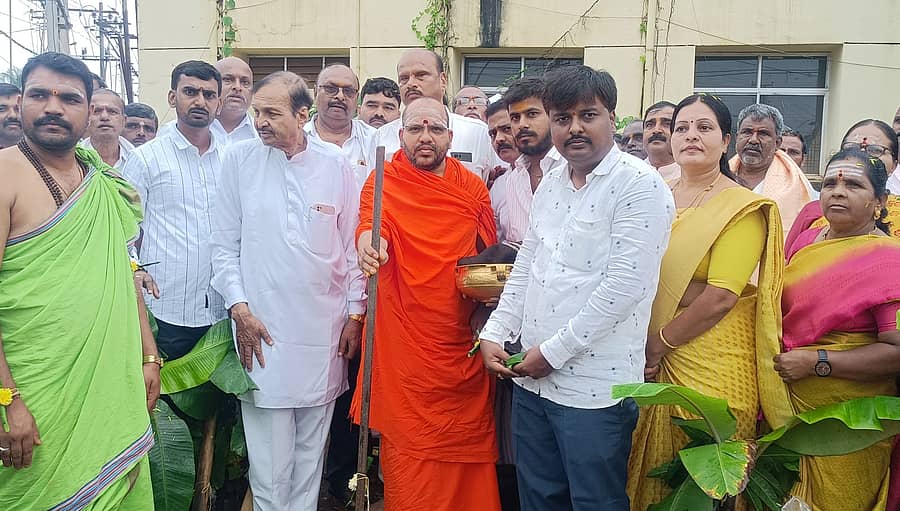 ಶಿಕಾರಿಪುರದ ದೊಡ್ಡಕೇರಿಯಲ್ಲಿ ಶುಕ್ರವಾರ ಗುರು ರೇವಣಸಿದ್ದೇಶ್ವರ ಹಾಲುಮತ ಮಹಾದ್ವಾರ ನಿರ್ಮಾಣ ಕಾಮಗಾರಿಗೆ ಕನಕಗುರುಪೀಠ ಹೊಸದುರ್ಗ ಶಾಖಾ ಮಠದ ಪೀಠಾಧ್ಯಕ್ಷ ಈಶ್ವರಾನಂದಪುರಿ ಸ್ವಾಮೀಜಿ ಭೂಮಿ ಪೂಜೆ ನೆರವೇರಿಸಿದರು.