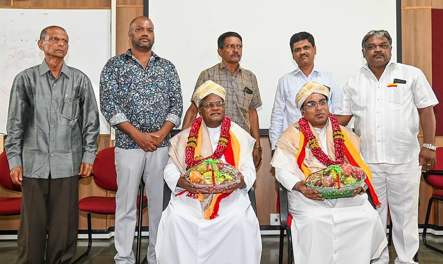 <div class="paragraphs"><p>ಬೆಂಗಳೂರು ಮಹಾಧರ್ಮಕ್ಷೇತ್ರದ ನೂತನ ಸಹಾಯಕ ಧರ್ಮಾಧ್ಯಕ್ಷರಾಗಿ ನಿಯೋಜನೆಗೊಂಡಿರುವ ಧರ್ಮಗುರು ಜೋಸೆಫ್ ಸೂಸೈನಾದನ್ ಮತ್ತು ಧರ್ಮಗುರು ಆರೋಕ್ಯರಾಜ್ ಸತೀಶ್ ಕುಮಾರ್ ಅವರನ್ನು ಸನ್ಮಾನಿಸಲಾಯಿತು. </p></div>