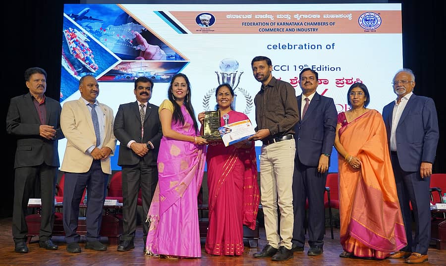 ಎಫ್ಕೆಸಿಸಿಐ ಆಯೋಜಿಸಿದ್ದ ಕಾರ್ಯಕ್ರಮದಲ್ಲಿ ಕೇಂದ್ರ ಸಚಿವೆ ಶೋಭಾ ಕರಂದ್ಲಾಜೆ ಅವರು ಬೆಳಗಾವಿಯ ಹೈಲಾಕ್ ಹೈಡ್ರೊಟೆಕ್ನಿಕ್ ಕಂಪನಿಗೆ ಶ್ರೇಷ್ಠ ರಫ್ತುದಾರ ಪ್ರಶಸ್ತಿ ಪ್ರದಾನ ಮಾಡಿದರು.