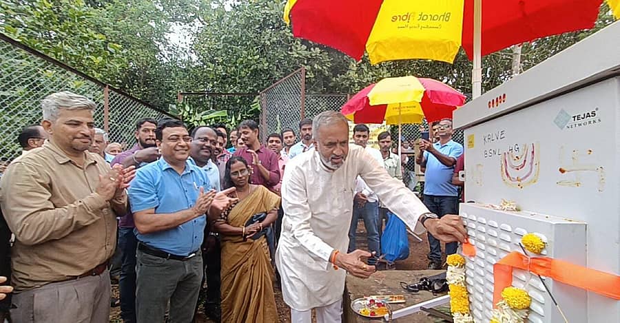 <div class="paragraphs"><p>ಶಿರಸಿಯ ಕಳವೆ ಸಮೀಪದ ಹಂದಿಜಡ್ಡಿಯಲ್ಲಿ ಸಂಸದ ವಿಶ್ವೇಶ್ವರ ಹೆಗಡೆ ಕಾಗೇರಿ ಮೊಬೈಲ್ ಟವರ್ ಲೋಕಾರ್ಪಣೆ ಮಾಡಿದರು. ನವೀನಕುಮಾರ ಗುಪ್ತಾ, ಬಿಂದು ಸಂತೋಷ, ಅವಿನಾಶ ಪೂಜಾರ, ವಿಕ್ರಮ್, ನಾಗರಾಜ ಇದ್ದರು</p></div>