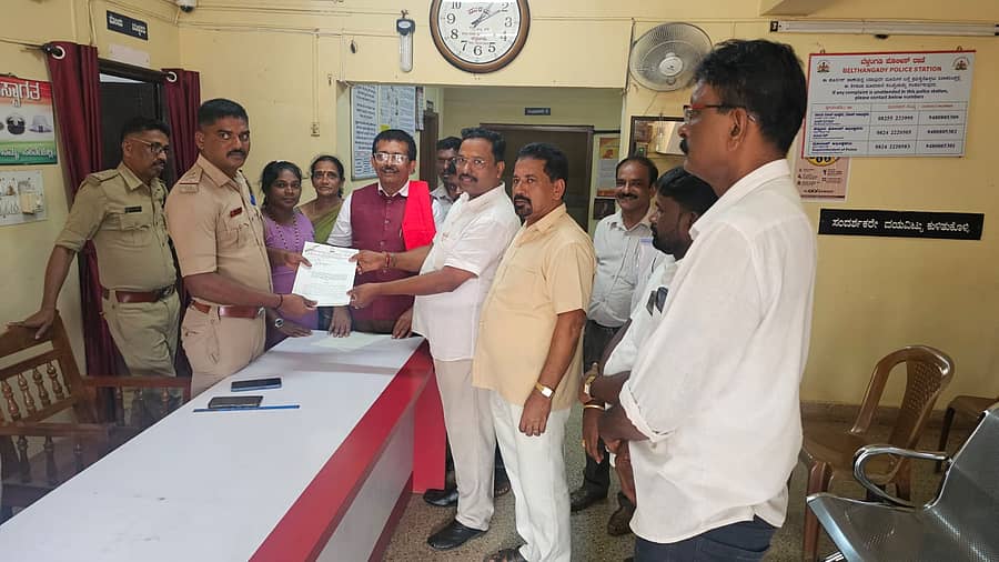 ಬೆಳ್ತಂಗಡಿ ಶಾಸಕ ಹರೀಶ್ ಪೂಂಜ ವಿರುದ್ಧ ಬೆಳ್ತಂಗಡಿ ಪೊಲೀಸ್ ಠಾಣೆಯಲ್ಲಿ ದೂರು ನೀಡಲಾಯಿತು