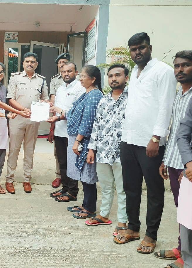 ವಸತಿ ನಿಲಯಗಳ ಬಳಿ ವಿದ್ಯಾರ್ಥಿನಿಯರಿಗೆ ಕಿರಿಕುಳ ನೀಡುತ್ತಿರುವ ಪುಂಡರ ವಿರುದ್ಧ ಕ್ರಮಕೈಗೊಳ್ಳಬೇಕು ಎಂದು ಆಗ್ರಹಿಸಿ ಗಂಗಾವತಿಯಲ್ಲಿ ಎಸ್ಎಫ್ಐ ಸಂಘಟನೆ ಸದಸ್ಯರು ಶುಕ್ರವಾರ ಡಿವೈಎಸ್ಪಿ ಅವರಿಗೆ ಮನವಿ ನೀಡಿದರು