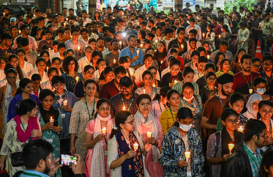 ಕೋಲ್ಕತ್ತದಲ್ಲಿ ವೈದ್ಯ ವಿದ್ಯಾರ್ಥಿನಿ ಮೇಲಿನ ಅತ್ಯಾಚಾರ, ಕೊಲೆ ಖಂಡಿಸಿ ನಿಮಾನ್ಸ್ ಆಸ್ಪತ್ರೆಯ ವೈದ್ಯರು ಮತ್ತು ಸಿಬ್ಬಂದಿ ನಿಮ್ಹಾನ್ಸ್ನ ನ್ಯೂರೋ ಕೇಂದ್ರದ ಬಳಿ ಶುಕ್ರವಾರ ಸಂಜೆ ಮೋಂಬತ್ತಿ ಬೆಳಗಿ ಮೌನ ಪ್ರತಿಭಟನೆ ನಡೆಸಿದರು -ಪ್ರಜಾವಾಣಿ ಚಿತ್ರ