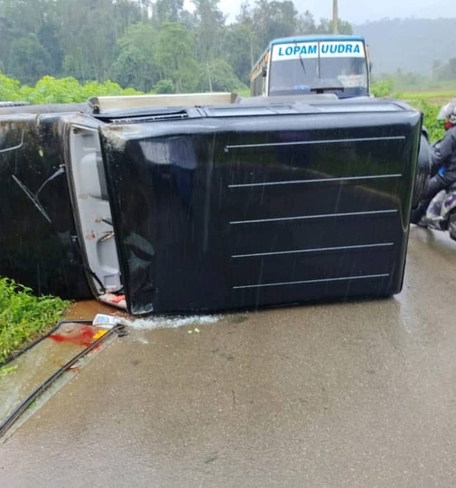 ನಾಪೋಕ್ಲು ಸಮೀಪದ ಪಾಲೂರು ಗ್ರಾಮದಲ್ಲಿ ಚಾಲಕನ ನಿಯಂತ್ರಣ ತಪ್ಪಿದ ಜೀಪ್ ಪಲ್ಟಿಯಾಗಿರುವುದು