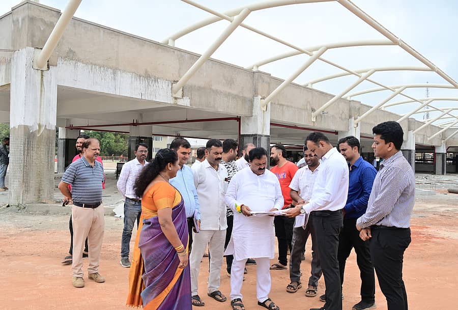 ಹುಬ್ಬಳ್ಳಿಯ ಹಳೇ ಬಸ್ ನಿಲ್ದಾಣ (ಕೇಂದ್ರ ಬಸ್ ನಿಲ್ದಾಣ) ಕಾಮಗಾರಿಯನ್ನು ಶಾಸಕ ಮಹೇಶ ಟೆಂಗಿನಕಾಯಿ ಶುಕ್ರವಾರ ವೀಕ್ಷಿಸಿದರು.