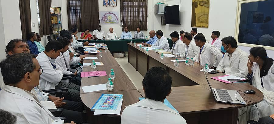 ಕೊಪ್ಪಳದ ಕಿಮ್ಸ್ನಲ್ಲಿ ಶುಕ್ರವಾರ ವೈದ್ಯಕೀಯ ಶಿಕ್ಷಣ ಸಚಿವ ಡಾ.ಶರಣಪ್ರಕಾಶ ಪಾಟೀಲ ಸಭೆ ನಡೆಸಿದರು