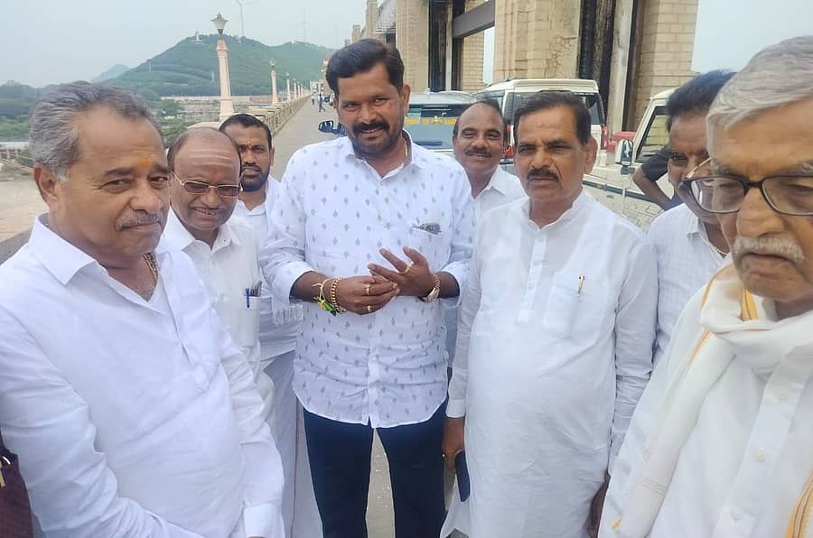 ರಾಯಚೂರು ಜಿಲ್ಲೆಯ ಬಿಜೆಪಿ ಮುಖಂಡರು ಸಚಿವ ಶಿವರಾಜ ತಂಗಡಗಿ ಅವರನ್ನು ಭೇಟಿ ಮಾಡಿ ಚರ್ಚಿಸಿದರು