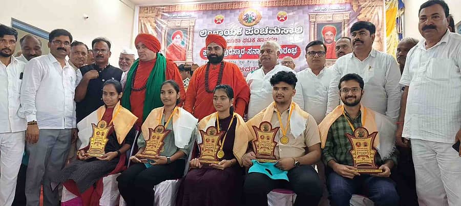 ಹಾನಗಲ್ ತಾಲ್ಲೂಕಿನ ನೀರಲಗಿಯಲ್ಲಿ ನಡೆದ ಪ್ರತಿಭಾ ಪುರಸ್ಕಾರ ಸಮಾರಂಭದಲ್ಲಿ ವಿದ್ಯಾರ್ಥಿಗಳನ್ನು ಸನ್ಮಾನಿಸಲಾಯಿತು