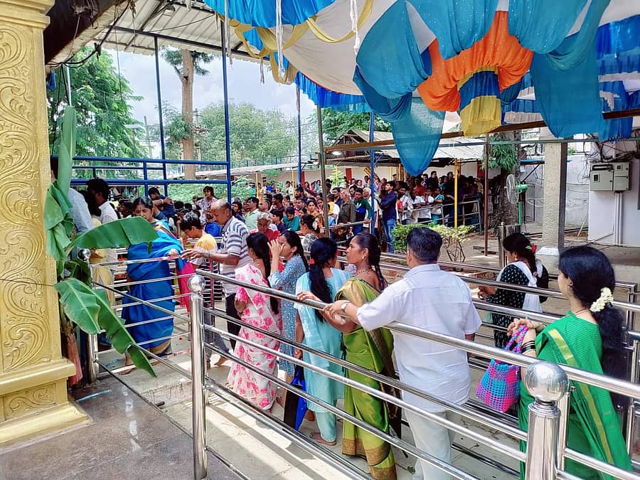 ಮಾಲೂರು ತಾಲ್ಲೂಕಿನ ಪ್ರಸಿದ್ಧ ಯಾತ್ರಾ ಸ್ಥಳವಾದ ಚಿಕ್ಕತಿರುಪತಿ ವೆಂಕಟರಮಣಸ್ವಾಮಿ ದೇವಾಲಯದಲ್ಲಿ ಶ್ರಾವಣ ಮಾಸದ ಎರಡನೇ ಶನಿವಾರದಂದು ಸಾವಿರಾರು ಭಕ್ತರು ಸರತಿ ಸಾಲಿನಲ್ಲಿ ನಿಂತು ದೇವರ ದರ್ಶನ ಪಡೆದರು