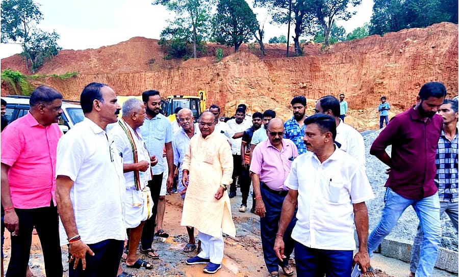 ಕುಂದಾಪುರ ಶಂಕರನಾರಾಯಣ ಸಮೀಪದ ಸೌಡ ಎಂಬಲ್ಲಿ ನಿರ್ಮಾಣ ಹಂತದಲ್ಲಿರುವ ಡಾ.ಬಿ.ಆರ್.ಅಂಬೇಡ್ಕರ್ ಮಾದರಿ ವಸತಿ ಶಾಲೆ ಪ್ರದೇಶಕ್ಕೆ ಶುಕ್ರವಾರ ಭೇಟಿ ನೀಡಿದ ಬೈಂದೂರು ಮಾಜಿ ಶಾಸಕ ಕೆ.ಗೋಪಾಲ ಪೂಜಾರಿ ಪರಿಶೀಲನೆ ನಡೆಸಿದರು.