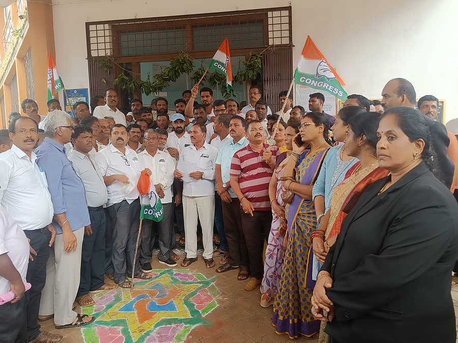 ಸಾಗರದಲ್ಲಿ ಕಾಂಗ್ರೆಸ್ ಕಾರ್ಯಕರ್ತರು ಶನಿವಾರ ಪ್ರತಿಭಟನೆ ನಡೆಸಿದರು