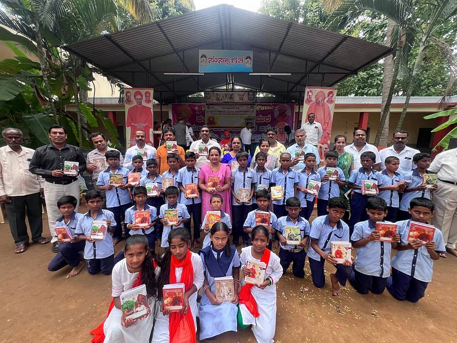 ಸೋಲೂರು ಹೋಬಳಿಯ ಕಂಚುಗಲ್ ಬಂಡೇಮಠದ ಸಿದ್ಧಗಂಗಾ ಗ್ರಾಮಾಂತರ ಪ್ರೌಢಶಾಲೆಯ ಹಳೆ ವಿದ್ಯಾರ್ಥಿಗಳ ಸಂಘದ ವತಿಯಿಂದ ವಿದ್ಯಾರ್ಥಿಗಳಿಗೆ ಉಚಿತ ನೋಟ್ ಬುಕ್ ವಿತರಿಸಲಾಯಿತು.