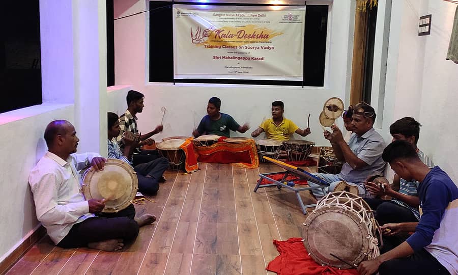 ಮಹಾಲಿಂಗಪುರದಲ್ಲಿ ಸಂಗೀತ ನಾಟಕ ಅಕಾಡೆಮಿಯ 'ಕಲಾ ದೀಕ್ಷಾ' ಅಡಿಯಲ್ಲಿ ನಡೆದಿರುವ ಕರಡಿ ಮಜಲು ಕಲೆಯ ಸೂರ್ಯ-ಚಂದ್ರ ವಾದ್ಯದ ತರಬೇತಿ ಕಾರ್ಯಕ್ರಮ.