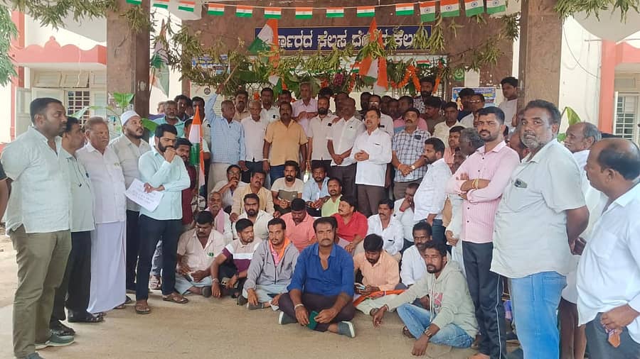 ಗುಂಡ್ಲುಪೇಟೆ ಬ್ಲಾಕ್ ಹಾಗೂ ಯೂತ್ ಕಾಂಗ್ರೆಸ್ ವತಿಯಿಂದ ಸಿಎಂ ಸಿದ್ದರಾಮಯ್ಯ ವಿರುದ್ಧ ಪ್ರಾಸಿಕ್ಯೂಷನ್ ಗೆ ಅನುಮತಿ ನೀಡಿರುವ ರಾಜ್ಯಪಾಲರನ್ನು ಕೂಡಲೇ ವಜಾ ಗೊಳಿಸುವಂತೆ ಒತ್ತಾಯಿಸಿ ಪ್ರತಿಭಟನೆ ನಡೆಸಲಾಯಿತು.
