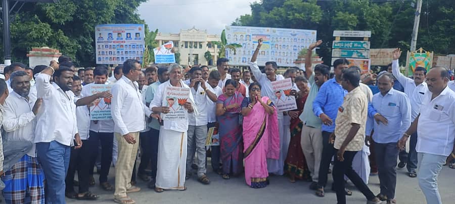 ಮುಡಾ ಹಗರಣಕ್ಕೆ ಸಂಬಂಧಿಸಿದಂತೆ ಮುಖ್ಯಮಂತ್ರಿ ಸಿದ್ದರಾಮಯ್ಯ ಅವರ ವಿರುದ್ಧ ಪ್ರಾಸಿಕ್ಯೂಷನ್ಗೆ ಅನುಮತಿ ನೀಡಿರುವ ರಾಜ್ಯಪಾಲರು ಹಾಗೂ ವಿರೋಧ ಪಕ್ಷಗಳ ವಿರುದ್ಧ ಕಾಂಗ್ರೆಸ್ ಮುಖಂಡರು ಹಾಗೂ ಕಾರ್ಯಕರ್ತರು ತಿ.ನರಸೀಪುರ ಪಟ್ಟಣದಲ್ಲಿ ಶನಿವಾರ ಮಧ್ಯಾಹ್ನ ಪ್ರತಿಭಟನೆ ನಡೆಸಿದರು