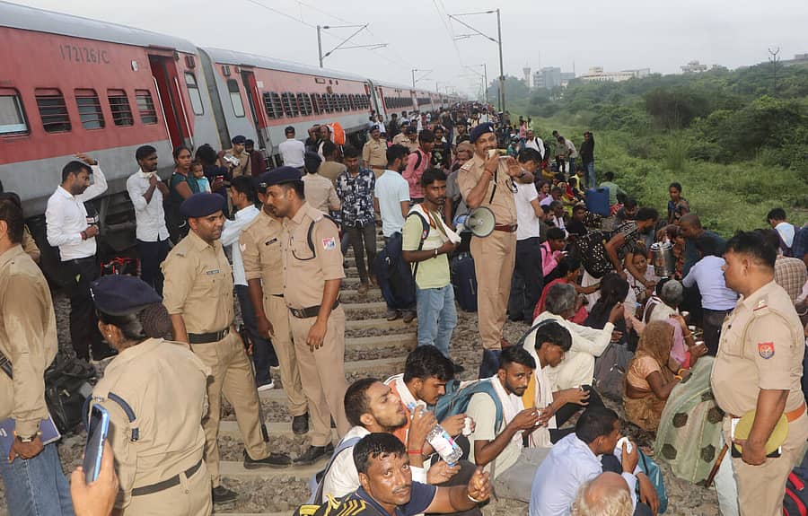 <div class="paragraphs"><p>ಉತ್ತರ ಪ್ರದೇಶದ ಕಾನ್ಪುರ ಮತ್ತು ಭೀಮಸೇನ್ ನಿಲ್ದಾಣಗಳ ನಡುವೆ ಶನಿವಾರ ನಸುಕಿನಲ್ಲಿ ಹಳಿ ತಪ್ಪಿದ ಸಬರಮತಿ ಎಕ್ಸ್ಪ್ರೆಸ್ ರೈಲಿನಿಂದ ಪ್ರಯಾಣಿಕರು ಹೊರಬಂದಿದ್ದು, ಪೊಲೀಸರು ರಕ್ಷಣಾ ಕಾರ್ಯದಲ್ಲಿ ತೊಡಗಿದ್ದರು.</p></div>