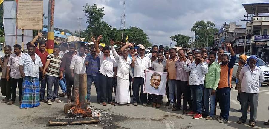 ಮುಖ್ಯಮಂತ್ರಿ ಸಿದ್ದರಾಮಯ್ಯ ಬೆಂಬಲಿಗರು ಬಾಣಾವರದಲ್ಲಿ ಶನಿವಾರ ಪ್ರತಿಭಟನೆ ನಡೆಸಿದರು