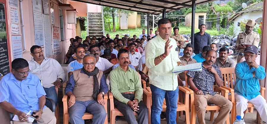 ವಿರಾಜಪೇಟೆಯ ಪಟ್ಟಣದ ಪೊಲೀಸ್ ಠಾಣೆಗಳ ಸಮುಚ್ಚಯದಲ್ಲಿ ವಿವಿಧ ಗೌರಿಗಣೇಶೋತ್ಸವ ಸಮಿತಿಗಳಸಭೆಯಲ್ಲಿ ಉತ್ಸವ ಸಮಿತಿಗಳ ಪದಾಧಿಕಾರಿಯೊಬ್ಬರು ಮಾತನಾಡಿದರು