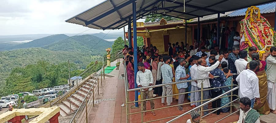 ಆಲೂರು ತಾಲ್ಲೂಕು ಹೇಮಾವತಿ ಹಿನ್ನೀರು ಪ್ರದೇಶ ಅಡಿಬೈಲು ಬೆಟ್ಟದ ಮೇಲಿರುವ ರಂಗನಾಥಸ್ವಾಮಿ ದೇವಾಲಯದಲ್ಲಿ ಶ್ರಾವಣ ಶನಿವಾರದ ಅಂಗವಾಗಿ ಭಕ್ತರು ಉತ್ಸವ ಸೇವೆ ಸಲ್ಲಿಸಿದರು