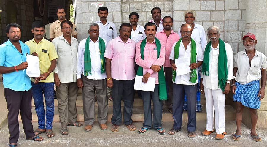 ಕಬ್ಬು ಕಟಾವು ಮಾಡುವಂತೆ ಆಗ್ರಹಿಸಿ ಭಾರತೀಯ ಕಿಸಾನ್‌ ಸಂಘ, ಕೆ.ಆರ್‌.ಎಸ್‌. ಪಕ್ಷದ ಕಾರ್ಯಕರ್ತರು ಹಾಗೂ ಮೈಷುಗರ್‌ ವ್ಯಾಪ್ತಿಯ ಕಬ್ಬು ಬೆಳೆಗಾರರು ಜಿಲ್ಲಾಧಿಕಾರಿ ಎದುರು ಪ್ರತಿಭಟನೆ ನಡೆಸಿದರು