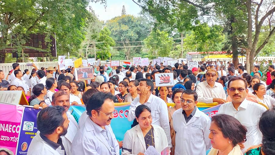 ಹಾಸನದ ಜಿಲ್ಲಾಧಿಕಾರಿ ಕಚೇರಿ ಎದುರು ಶನಿವಾರ ವೈದ್ಯರು, ವೈದ್ಯಕೀಯ ವಿದ್ಯಾರ್ಥಿಗಳು ಪ್ರತಿಭಟನೆ ನಡೆಸಿದರು