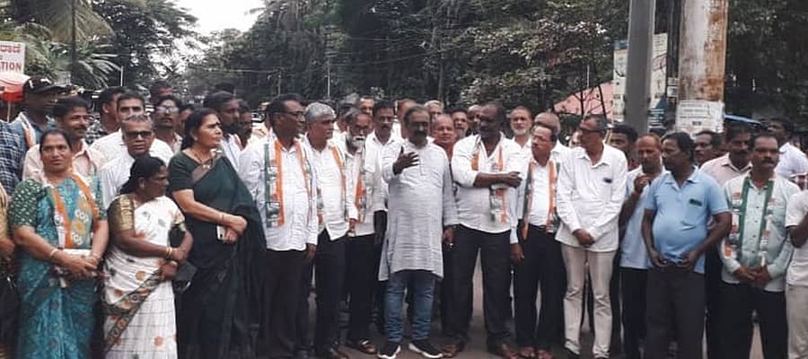 ಮುಡಾ ಭೂ ಮಂಜೂರಾತಿ ಪ್ರಕರಣಕ್ಕೆ ಸಂಬಂಧಿಸಿದಂತೆ ಮುಖ್ಯಮಂತ್ರಿ ಸಿದ್ಧರಾಮಯ್ಯ ಅವರನ್ನು ವಿಚಾರಣೆಗೊಳಪಡಿಸಲು ಕರ್ನಾಟಕದ ರಾಜ್ಯಪಾಲರು ಅನುಮತಿ ನೀಡಿರುವುದನ್ನು ಖಂಡಿಸಿ ಅಂಕೋಲಾ ಬ್ಲಾಕ್ ಕಾಂಗ್ರೆಸ್ ವತಿಯಿಂದ ಪ್ರತಿಭಟನೆ ನಡೆಸಲಾಯಿತು