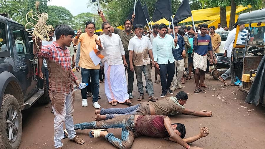 ಎಪಿಎಂಸಿ ನಿವೇಶನ ಮಾರಾಟ ವಿರೋಧಿಸಿ ವರ್ತಕರು ರಸ್ತೆಯಲ್ಲಿ ಉರುಳಾಡಿ ಶನಿವಾರ ಪ್ರತಿಭಟಿಸಿದರು