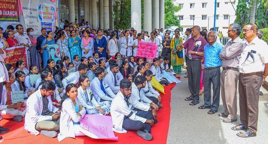 ಕೊಲ್ಕತ್ತದ ವೈದ್ಯಕೀಯ ವಿದ್ಯಾರ್ಥಿನಿ ಮೇಲಿನ ಅತ್ಯಾಚಾರ ಮತ್ತು ಕೊಲೆ ಖಂಡಿಸಿ, ಮಂಡ್ಯ ನಗರದ ಮಿಮ್ಸ್‌ ಆಸ್ಪತ್ರೆಯ ಮುಂಭಾಗ ಭಾರತೀಯ ವೈದ್ಯಕೀಯ ಸಂಘದ ನೇತೃತ್ವದಲ್ಲಿ ವೈದ್ಯರು ಒಪಿಡಿ ಬಂದ್‌ ಮಾಡಿ ಶನಿವಾರ ಪ್ರತಿಭಟನೆ ನಡೆಸಿದರು  – ಪ್ರಜಾವಾಣಿ ಚಿತ್ರ 