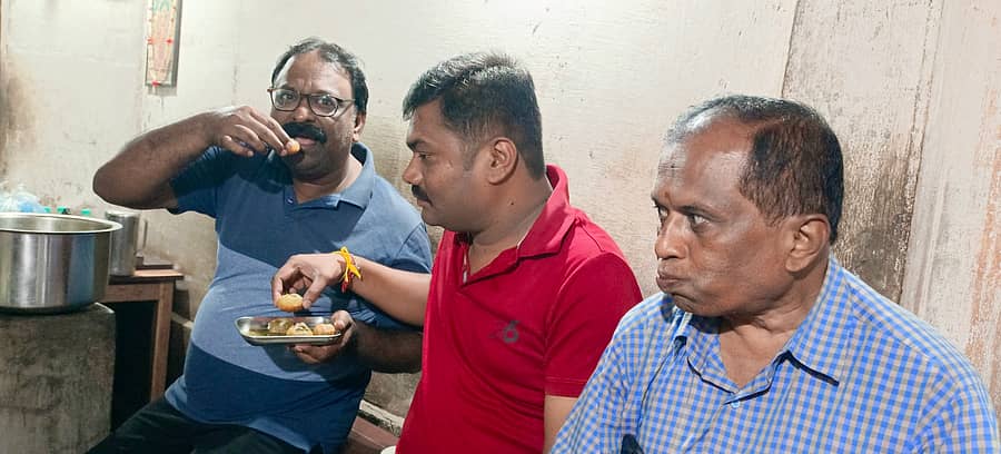 <div class="paragraphs"><p>ಮಾಗಡಿ ಪಟ್ಟಣದ ಪಾನಿಪುರಿ ಬಾಬು ಅಂಗಡಿಯಲ್ಲಿ ಪಾನಿಪುರಿ ಸವಿಯುತ್ತಿರುವ ಗ್ರಾಹಕರು</p></div>