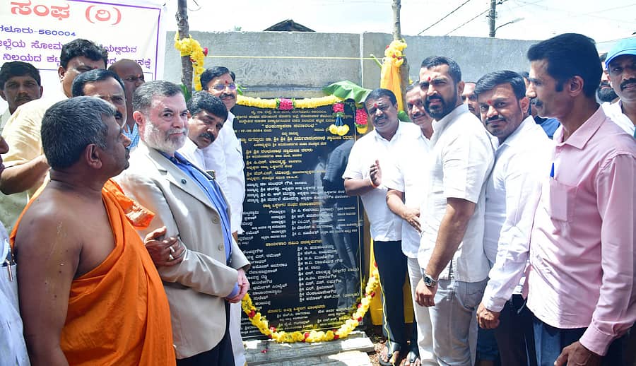 ಸೋಮವಾರಪೇಟೆಯಲ್ಲಿ ರಾಜ್ಯ ಒಕ್ಕಲಿಗರ ಸಂಘದಿಂದ ನಿರ್ಮಿಸಲು ಉದ್ದೇಶಿಸಿರುವ ಬಾಲಕಿಯರ ವಸತಿ ನಿಲಯದ ನೂತನ ಕಟ್ಟಡಕ್ಕೆ ಒಕ್ಕಲಿಗರ ಸಂಘದ ರಾಜ್ಯಾಧ್ಯಕ್ಷ ಬಾಲಕೃಷ್ಣ ಶನಿವಾರ ಭೂಮಿಪೂಜೆ ನೆರವೇರಿಸಿದರು. ಶಾಸಕ ಡಾ.ಮಂತರ್ ಗೌಡ, ಚಂಗಪ್ಪ, ಮುತ್ತಣ್ಣ, ರವೀಂದ್ರ, ಗಿರೀಶ್, ಸುರೇಶ್ ಪಾಲ್ಗೊಂಡಿದ್ದರು